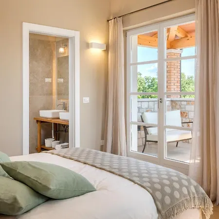 Petra Vabriga * Tar-Vabriga